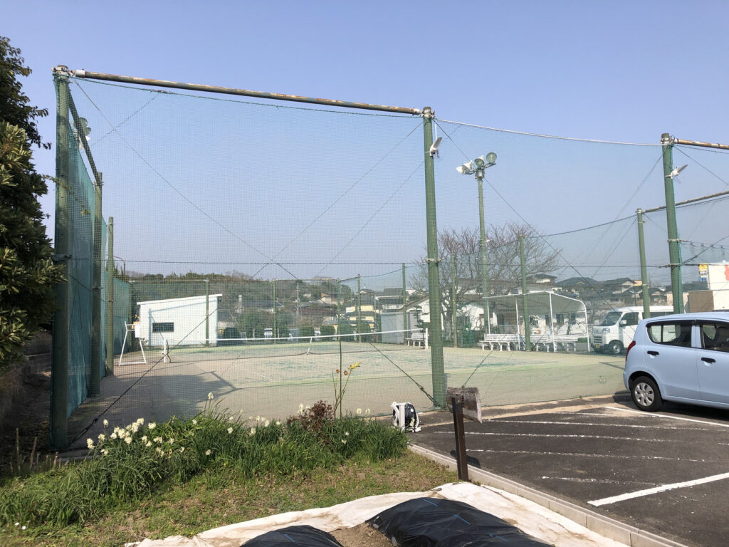 テニスコートの柱